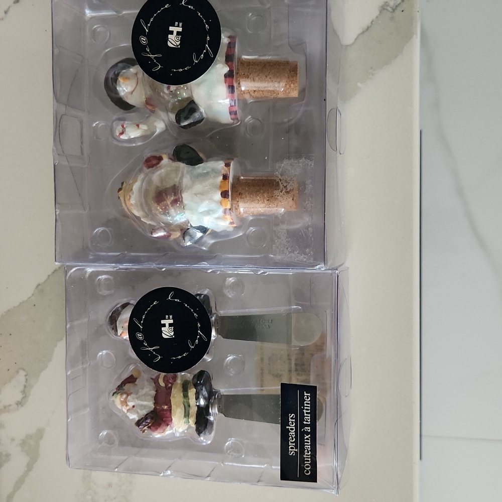 NWT Le Gourmet Chef Christmas stainless steel spreaders & matching wine stoppers
